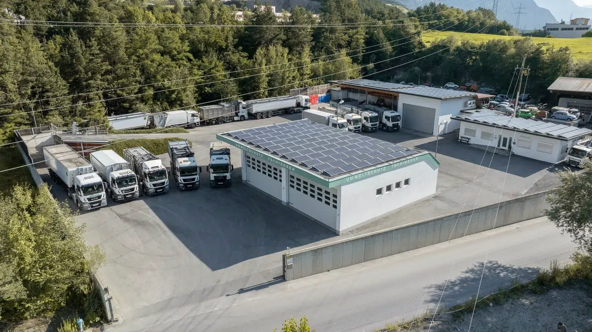 Luftaufnahme des Lkw-Depots Tschiderer Fuhrpark mit Solarzellen auf dem Dach des Hauptgebäudes.